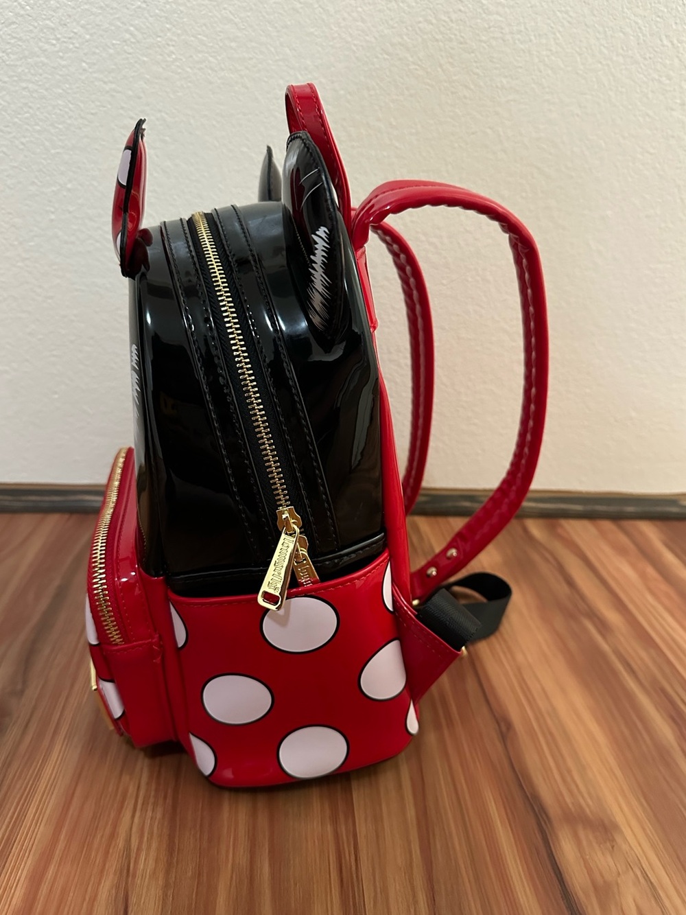 NWOT Loungefly Minnie Mouse Macys Parade Red Black & White Backpack - Picture 3 of 6